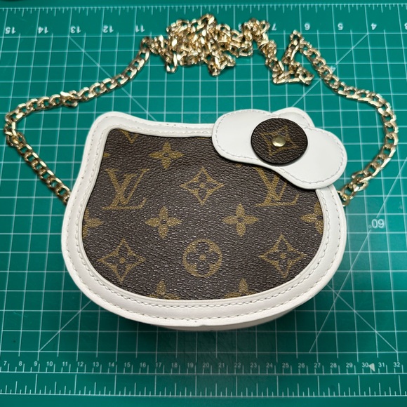 Leather Hello Kitty Mini Crossbody Bag - Picture 8 of 9